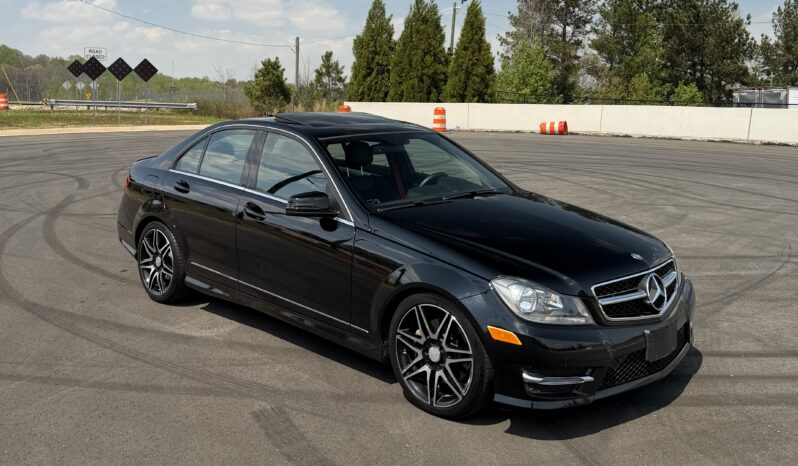 
								2013 Mercedes C300 4 MATIC full									
